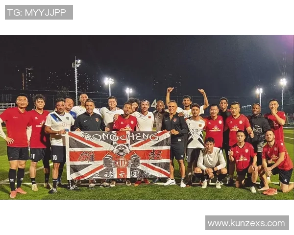 勒布朗与足球明星粉丝的跨界友谊与共同热爱探讨 勒布朗与足球明星粉丝的跨界友谊与共同热爱探讨