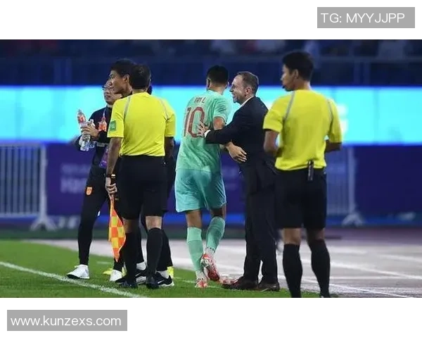 足球明星亲临NBA现场观赛引发球迷热议与互动盛况 足球明星亲临NBA现场观赛引发球迷热议与互动盛况